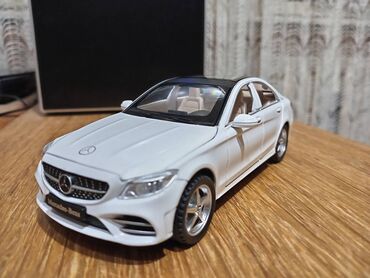 sonik igračka: Nov metalni model automobila Mercedes C-klasa. Pale mu se prednja i