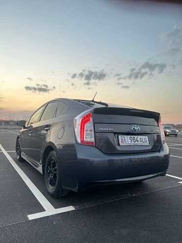 срочно продаю нужны деньги очень срочно: Toyota Prius: 2015 г., 1.8 л, Автомат, Гибрид