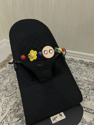 Детские шезлонги: Детское кресло-качалка BabyBjörn в чёрном цвете. Оборудовано мягким