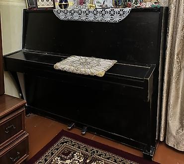 yamaha piano: Upright (şaquli) piano – klassik qara korpusda, iki pedallı model. Tam — 3