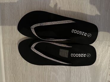 Kişi ayaqqabıları: Vetnamka xanımlar üçün Təzədir Qiymət :10 manat Ölçü : 40-41 Əlaqə