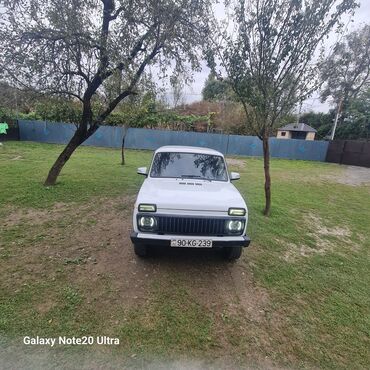 VAZ (LADA): LADA Niva 4x4, ağ rəng, 3 qapılı kuzov. Xüsusiyyətlər: - Tam — 7