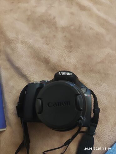 Canon brendinin qara rəngdə 70D model DSLR fotoaparatı. Bu fotoaparat