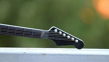 Gitare: Fender Stratocaster Zidni Sat. Fender Stratocaster Zidni Sat. Dužina — 4