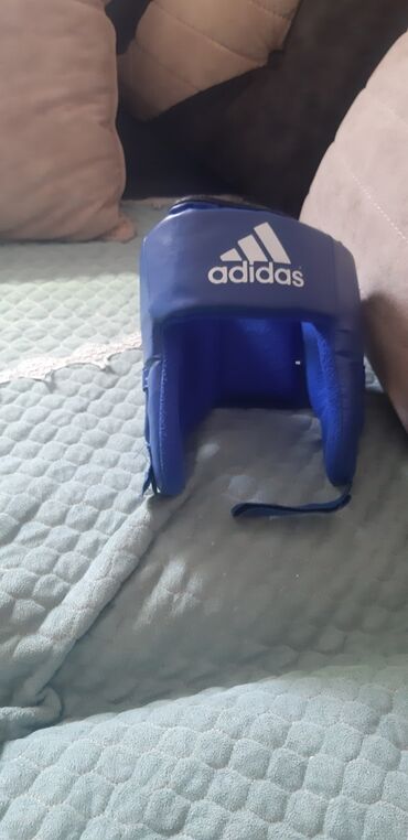 Dəbilqələr: Adidas brendinin tünd mavi rəngli boks dəbilqəsi. Bu dəbilqə məşqlər