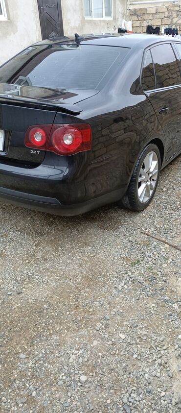 Volkswagen: Volkswagen Jetta: 2 l | 2009 il Sedan — 4