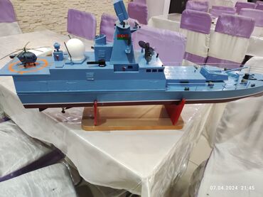 maşın modelleri: Mavi rəngdə, taxtadan hazırlanmış gəmi modeli. Modelin üzərində