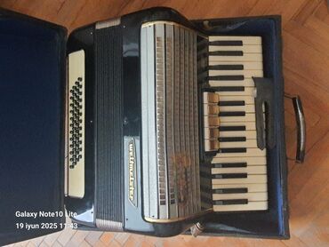 Gitaralar: Qarmon, İşlənmiş, Ünvandan götürmə