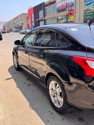 Ford: Ford Focus sedan – qara rəng, AZ nömrə nişanı. - Kuzov: sedan, qara — 4