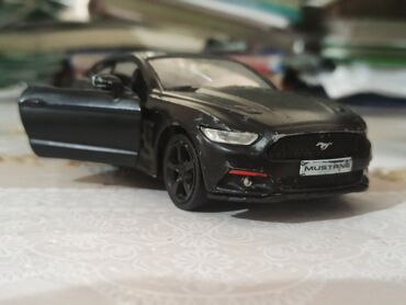 Модели автомобилей: Коллекционная модель автомобиля Ford Mustang, выполненная в черном