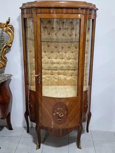 100cm: Stilska vitrina u intarziji (tapačirana unutrašnjost) Vitrina je u — 2