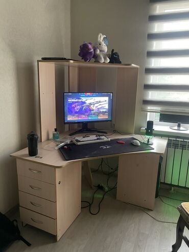 компьютерный столик: Компьютердик үстөлү, Бурчтуу