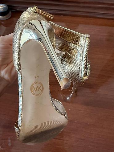 Basanoşka və səndəllər: Qızılı rəngli Michael Kors qadın sandaleti - Brend: Michael Michael — 3