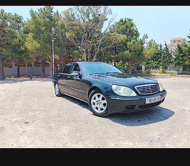 a class mercedes: Mercedes‑Benz S‑Class (W220), qara rəng, sedan gövdə. Əsas — 5