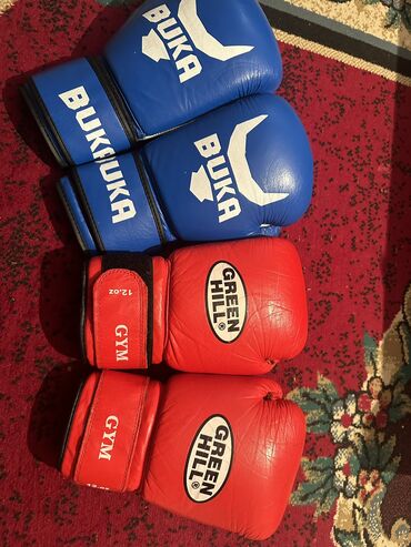 перчатки для спорта: Продаются боксерские перчатки,красные 12размерсиние 10.Одна пара 900