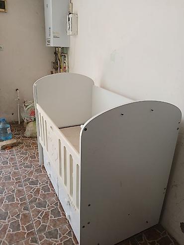 matrasi: Uşaq beşiyi – ağ rəngdə, funksional və rahat dizayn. Xüsusiyyətlər: - — 4
