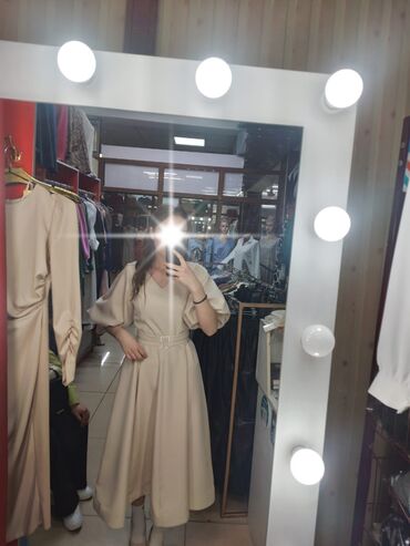 женское платье: Платье цвет бежевый размер 44,цена 1500,ни разу не надела