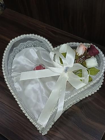 Nişan və toy üzüyü üçün ürək formalı dekorativ qutu. İstifadə olunub lalafo.az -da Nişan və toy üzüyü üçün ürək formalı dekorativ qutu. İstifadə olunub
