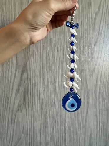 xrustal stekan olcusu: Gözmuncuğu aksesuarı. Üzəri kiçik ölçülü fil fiqurları ilə bəzədilib