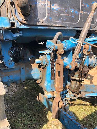 Traktorlar: Traktor T-28 Bütün senedleri qaydasındadır, rul gidravlikdir. Most — 13