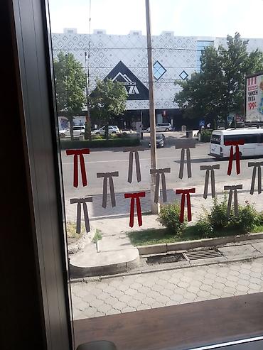 Изготовление рекламных конструкций: - Декор для витрин, окон и перегородок: стилизованные силуэты — 7