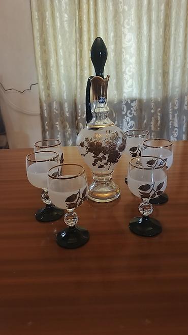 qarışqa gulu: Qara-qızılı naxışlı şüşə qrafin və 6 stəkan dəsti - Tərkibi: 1 ədəd — 2