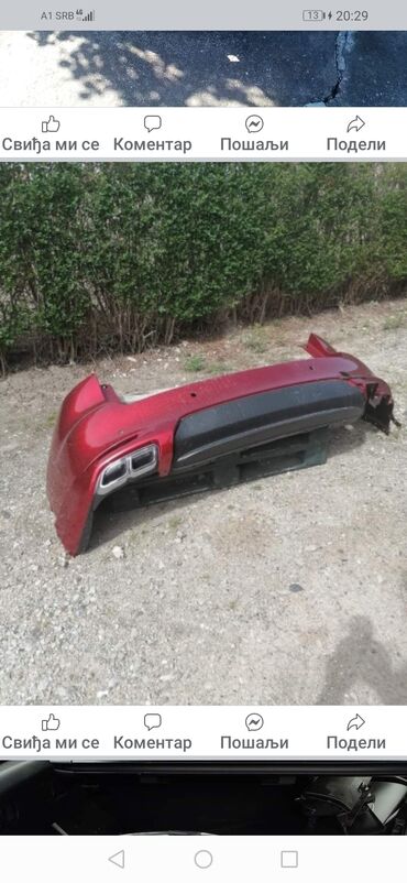 Auto delovi: Crveni zadnji branik za automobil, opremljen otvorima za izduvne cevi