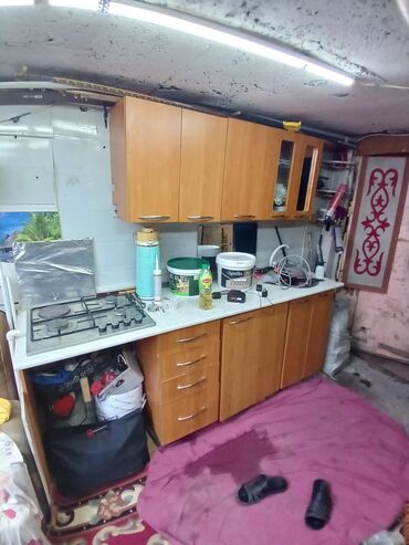 мебель на кухню: Кухонный гарнитур в хорошем состоянии есть газ плита раковина и