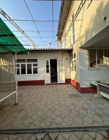 Долгосрочная аренда домов: Сдаётся Просторный жилой дом с внутренним двором и навесом. - — 2