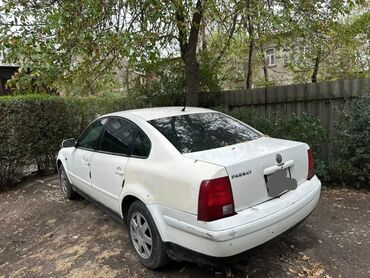 капият машина: Volkswagen Passat B5, белый седан. Основные особенности: - Кузов