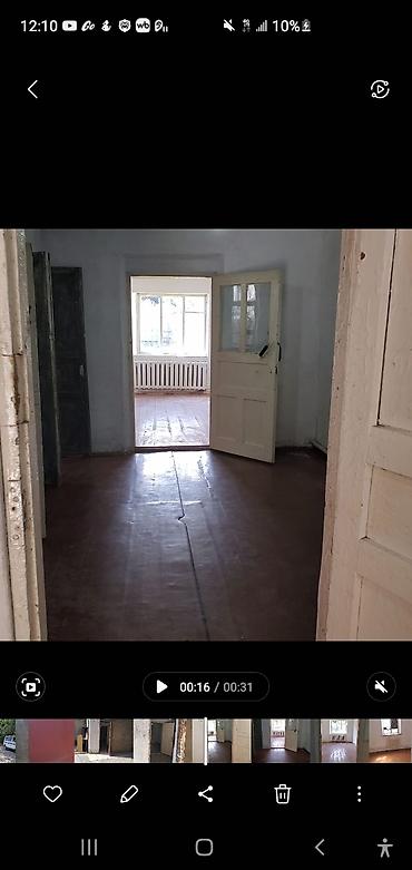 Продажа полдома: Продаётся дом можно под снос Основные характеристики: - Просторные — 2