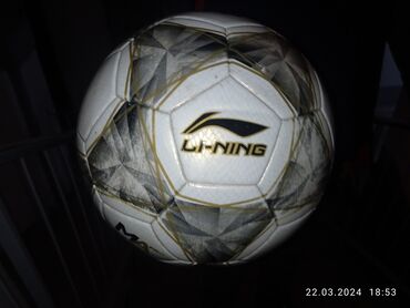 мяч jabulani: Продаю мячик от lining оригинал 5 размер бу ему все го неделя покупал