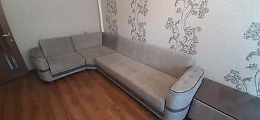 ofis əşyaları: Künc divan – boz rəngli, yumşaq məxməri/parça örtüklü, dekorativ tikiş — 5