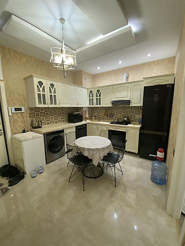 Qonaq otağı dəstləri: Təsvir: - Zal: Zərif kristal çilçıraq, dairəvi-naxışlı alçıpan tavan — 16