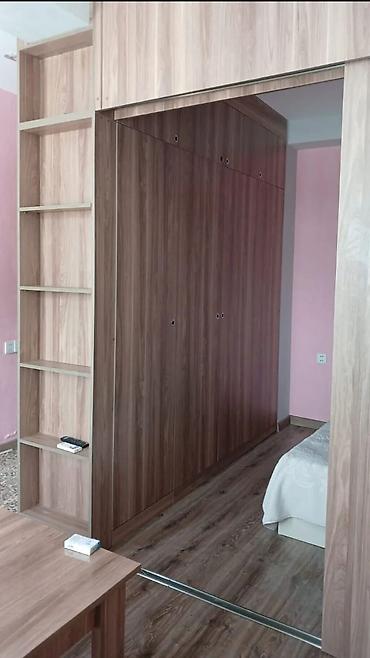 masazirda ev: Masazir kurquna yaxin yol kenarinda masurutlar yandan kecir binanin — 10