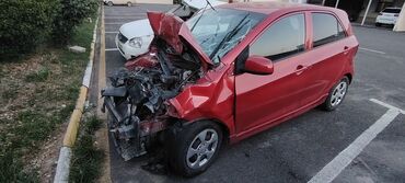 06 satışı: Qəzaya uğramış, qırmızı rəngli Kia Picanto markalı avtomobil