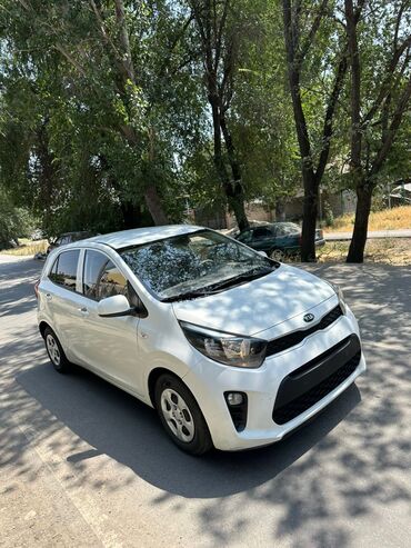 домик на колесо: Белый пятидверный хэтчбек Kia Morning. Модель оснащена черными