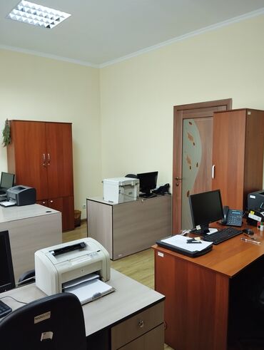 Офисы: Сдаю офис в южной части города Ахунбаева/Юнусалиева, на 3 этаже в