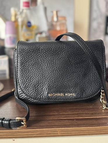 Michael kors təmiz dəridi, heç bir deffekti yoxdu təzə kimi. İçi dar