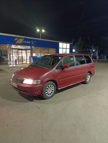 дом в колесах: Минивэн Honda (праворульная версия, предположительно Odyssey/Shuttle)
