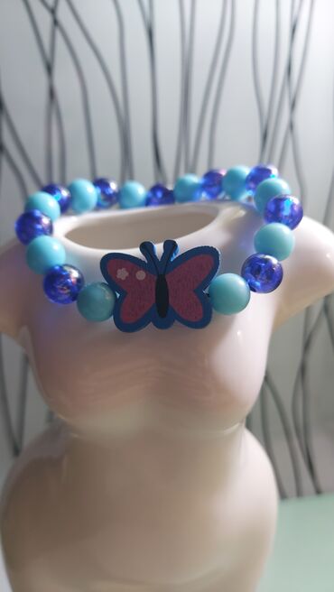 kompleta za: Plava narukvica sa leptirom 
Izradena sa kvalitenih perlica