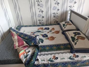 Кровати: Продаю 2-х спальную кровать с матрасом и одеялами. Состояние отличное
