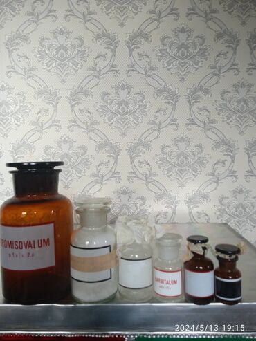 Другие медицинские товары: Фармацевтические баночки. маленькая стоит 90 сом каждая