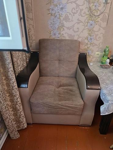 az işlənmiş divanlar: 2 kreslo,1 divan daxildir.Ayrılıqda satılmır yalnız dəst satılır.Divan — 1