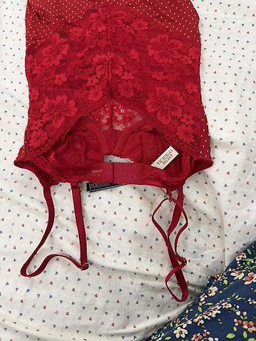 виктория секрет: Женственная сорочка/неглиже Victoria’s Secret, цвет насыщенно‑красный — 3