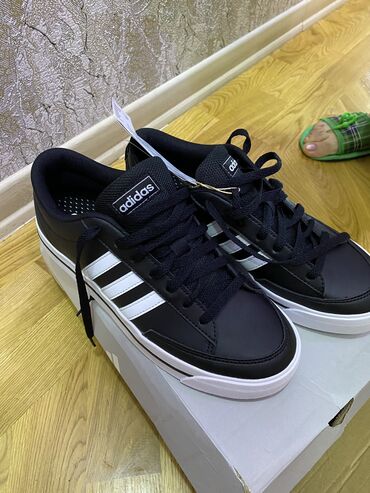 qırmızı zamşa ayaqqabılar: Yenidir 41 razmerdir amma 40 a gedir 
Original Adidas