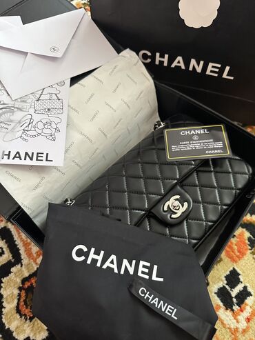 натуральный жемчуг: Сумка Chanel Classic Flap, черная - Материал: гладкая кожа -