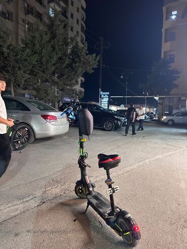 скутер купить бу: İdeal Vəzyətdir 35.40 arasi km məsafə qət eliyi,sürət 30km .Aksesural