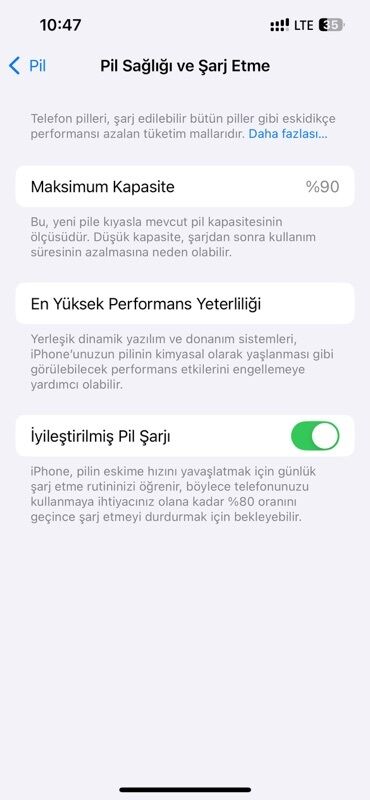 iphone 13 ekran sekilleri: Telefonun pil sağlamlığı və şarj etmə parametrlərini göstərən bir