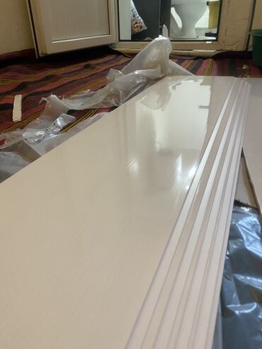 пластик на потолок: Глянцевые потолочные ПВХ‑панели, белые 5 шт// Длина ~3 м Ширина ~30 см